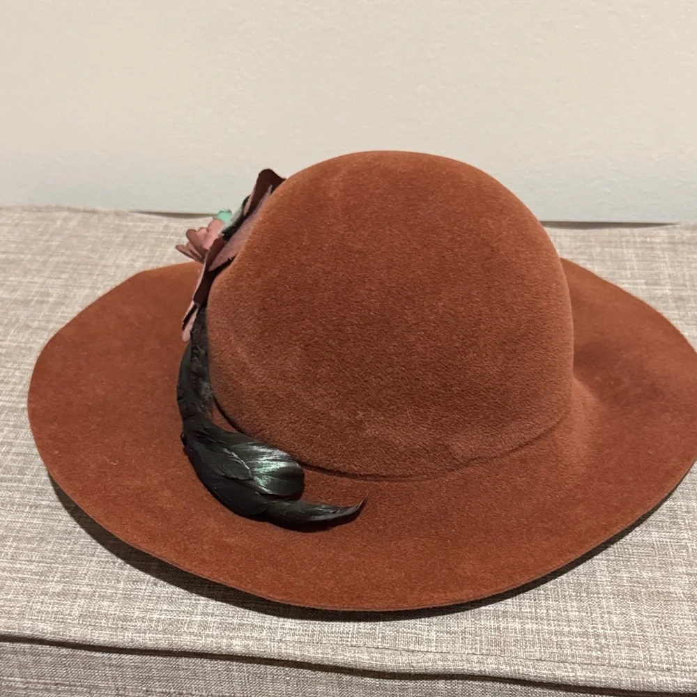 Elegant Brown Wool Hat with Floral Accent - Picture 3 of 4